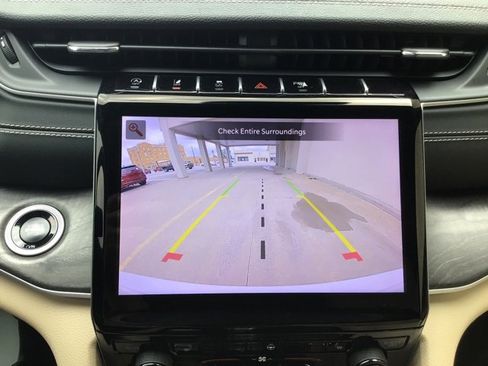 Used 2024 Jeep Grand Cherokee Limited image 11