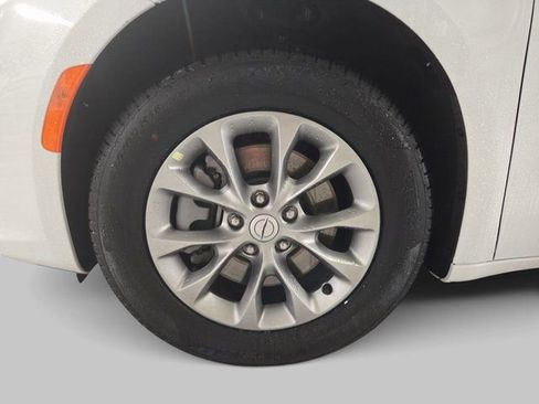 New 2026 Chrysler Pacifica Select AWD/4WD image 32