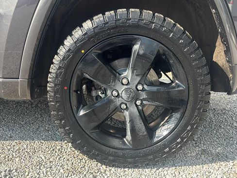Used 2015 Jeep Grand Cherokee Altitude AWD/4WD image 2