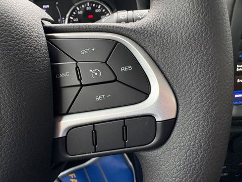 Used 2023 Jeep Renegade Latitude AWD/4WD image 19
