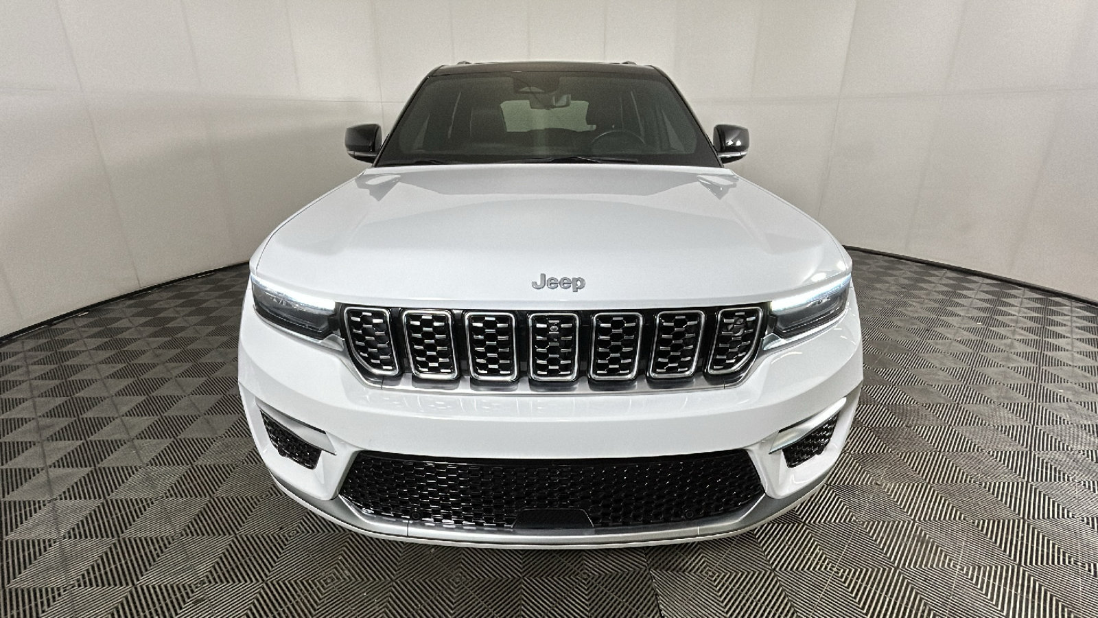 Used 2022 Jeep Grand Cherokee Summit AWD/4WD image 9