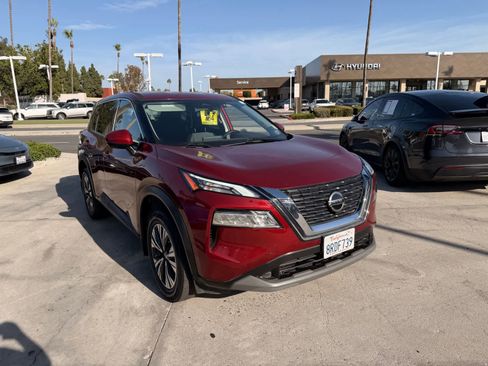Used 2021 Nissan Rogue SV FWD image 3