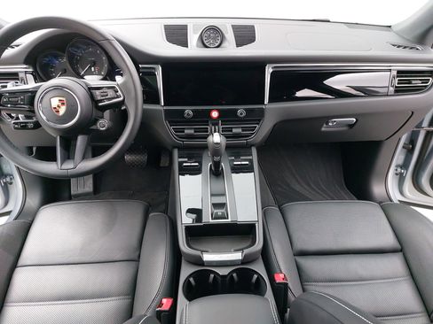 Certified 2025 Porsche Macan image 11