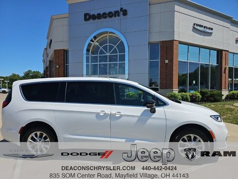 Used 2025 Chrysler Pacifica Select w/ Uconnect Theater Family Group AWD/4WD image 1