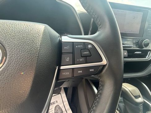 Used 2023 Toyota Highlander XLE AWD/4WD image 21