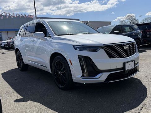 Used 2023 Cadillac XT6 AWD image 4
