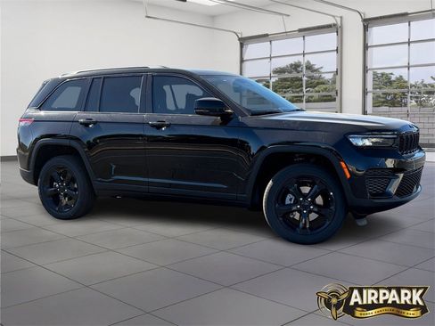 New 2025 Jeep Grand Cherokee Laredo image 2