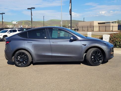 Used 2023 Tesla Model Y Long Range image 3