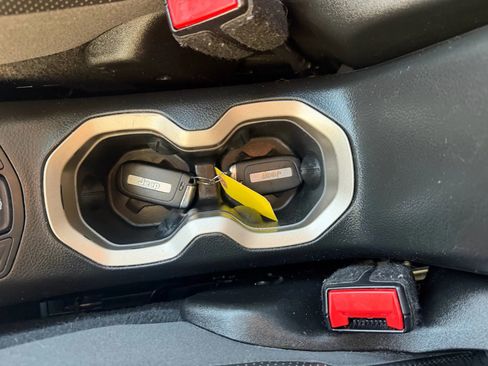 Used 2016 Jeep Renegade Limited image 24