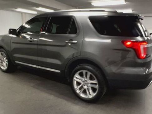 Used 2017 Ford Explorer XLT w/ Equipment Group 202A image 6