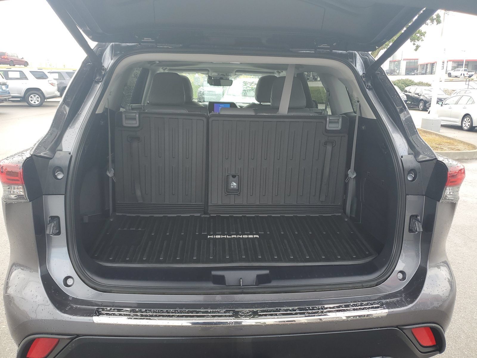 Used 2024 Toyota Highlander XLE AWD/4WD image 9