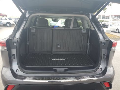 Used 2024 Toyota Highlander XLE AWD/4WD image 9