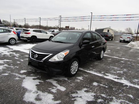 Used 2019 Nissan Versa SV image 3