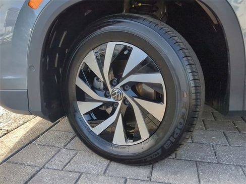 Certified 2025 Volkswagen Tiguan S image 31