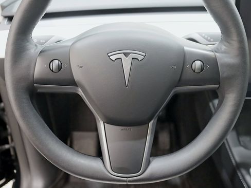 Used 2022 Tesla Model Y Long Range image 14