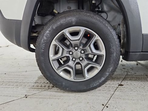 Used 2019 Jeep Cherokee Trailhawk image 13