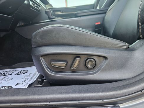 Used 2025 Toyota Camry SE w/ Convenience Package FWD image 29