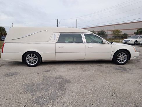 Used 2011 Cadillac DTS Limousine image 4