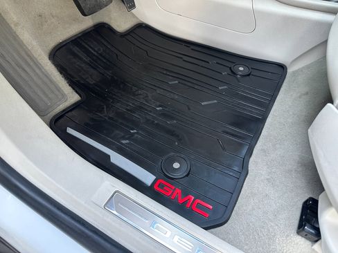 Used 2022 GMC Acadia Denali w/ Denali Technology Package image 16