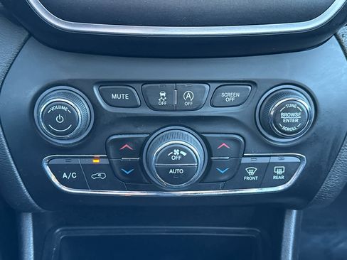 Used 2019 Jeep Cherokee Trailhawk image 22