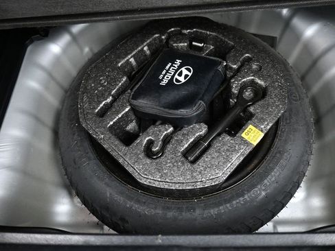 Certified 2021 Hyundai Venue SEL w/ Premium Package image 23