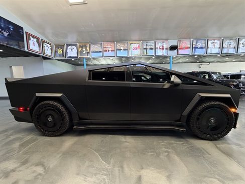 Used 2024 Tesla Cybertruck AWD Crew Cab image 4