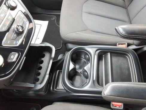 Used 2023 Chrysler Pacifica Touring FWD image 18