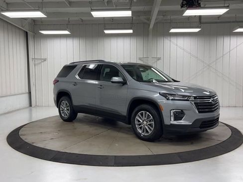 Used 2023 Chevrolet Traverse LT image 2