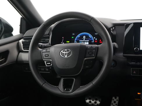 Used 2025 Toyota Camry SE image 13