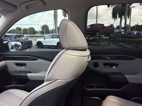 Used 2023 Honda Pilot Elite image 12