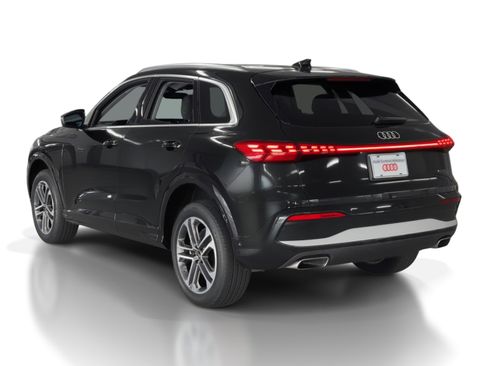 Used 2025 Audi Q5 Premium w/ Convenience Package image 3