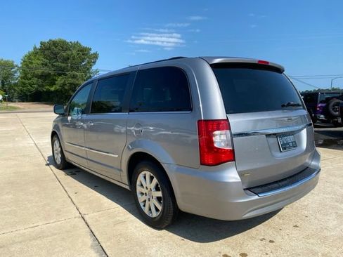 Used 2016 Chrysler Town & Country Touring FWD image 3
