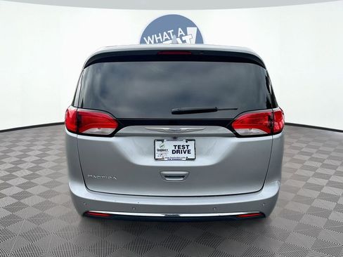 Used 2018 Chrysler Pacifica Touring Plus w/ Tire & Wheel Group FWD image 7