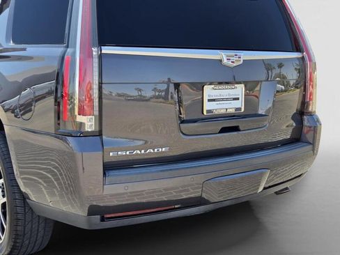 Used 2016 Cadillac Escalade Platinum AWD/4WD image 4