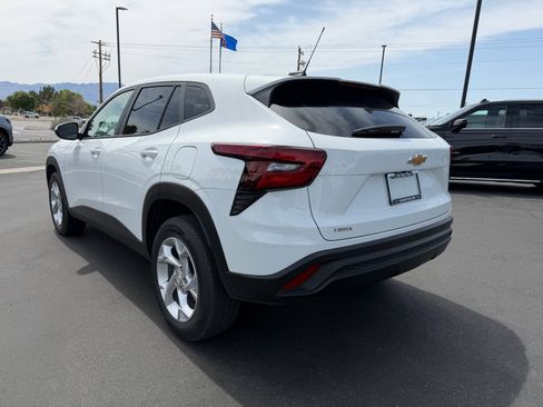 Used 2024 Chevrolet Trax LS w/ LS Convenience Package image 5