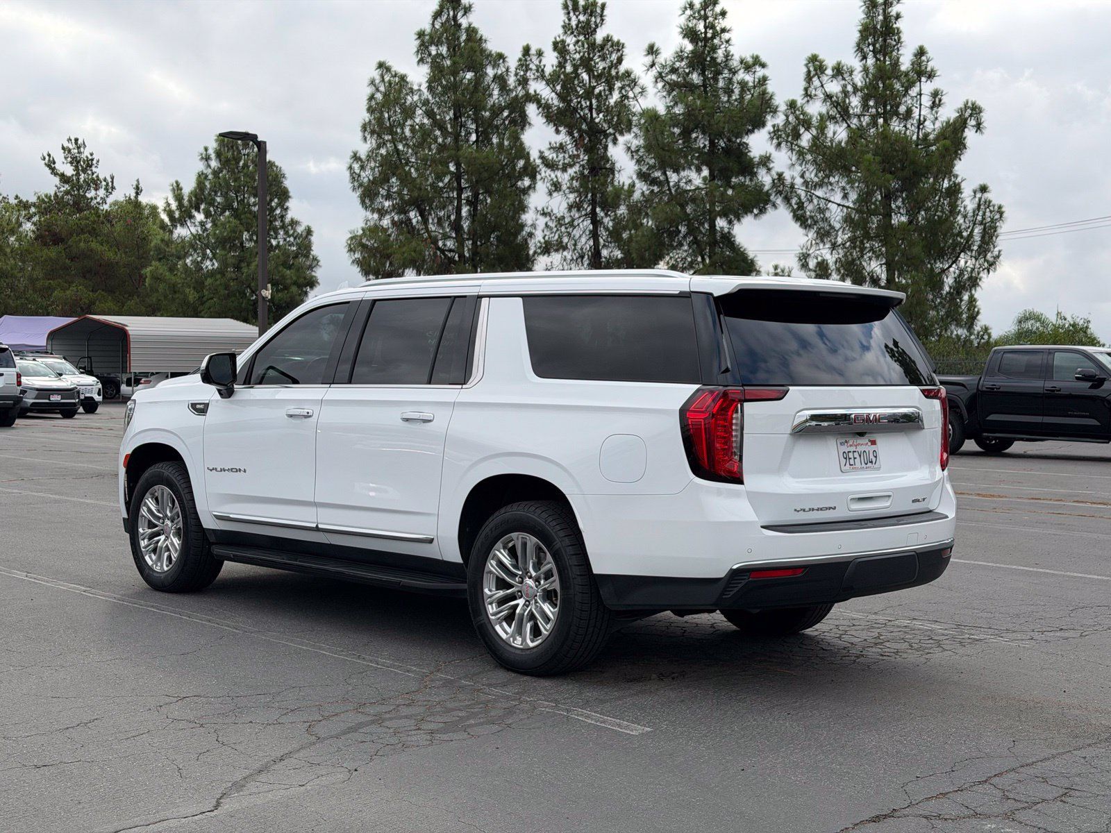Used 2023 GMC Yukon XL SLT w/ SLT Premium Package RWD image 3