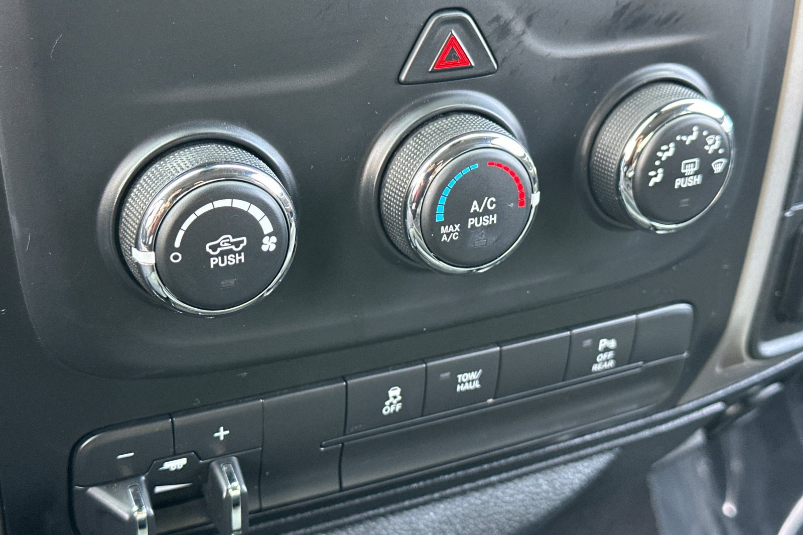 Used 2018 RAM 1500 Classic SLT AWD/4WD image 30