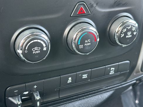 Used 2018 RAM 1500 Classic SLT image 30