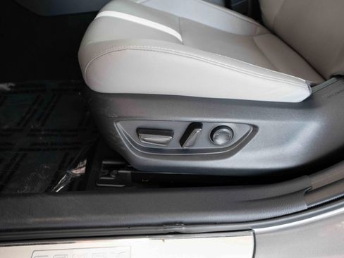 Used 2025 Toyota Camry SE w/ Convenience Package image 12