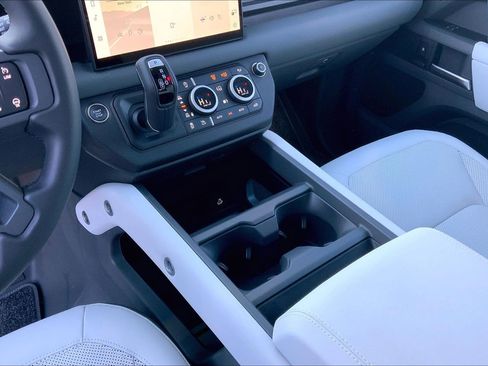 Used 2025 Land Rover Defender 110 X-Dynamic SE image 16