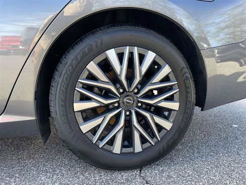 Used 2024 Nissan Altima 2.5 SV image 10