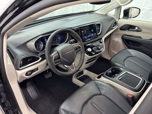 Certified 2024 Chrysler Pacifica Touring-L AWD/4WD image 16