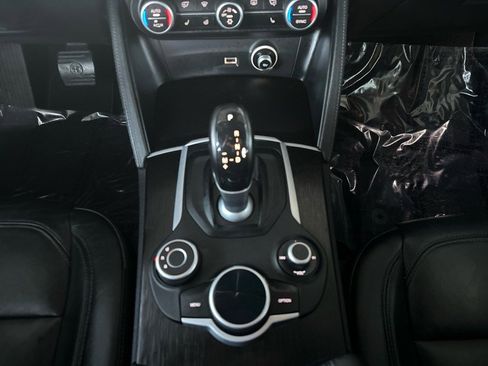 Used 2018 Alfa Romeo Stelvio AWD image 27