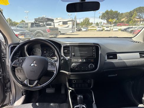Used 2017 Mitsubishi Outlander SE FWD image 14