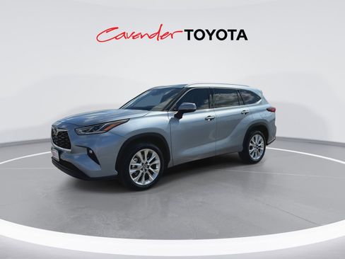 Used 2023 Toyota Highlander Limited image 4