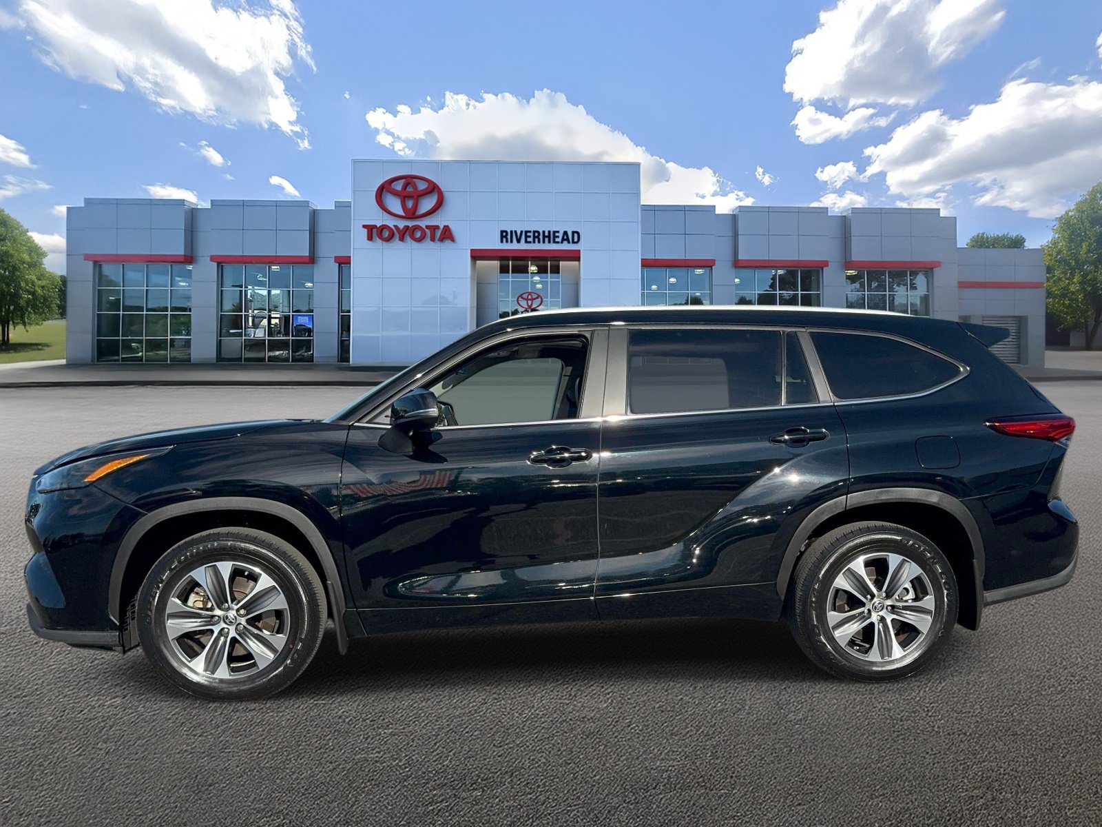 Used 2023 Toyota Highlander XLE AWD/4WD image 3