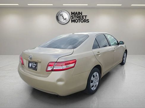 Used 2010 Toyota Camry LE image 4