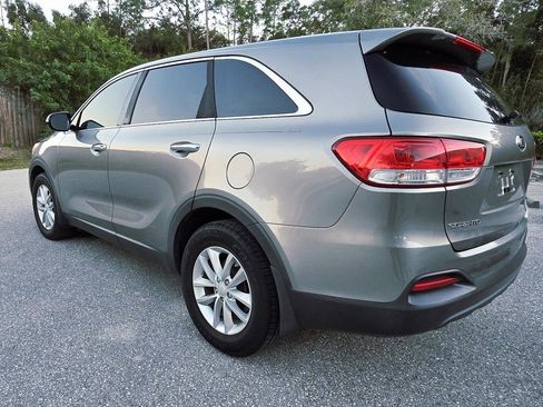 Used 2017 Kia Sorento L image 7