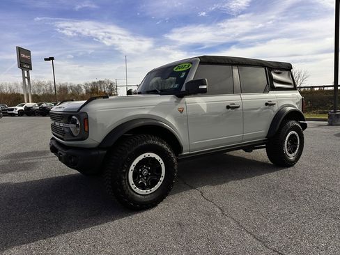 Used 2023 Ford Bronco Badlands image 2