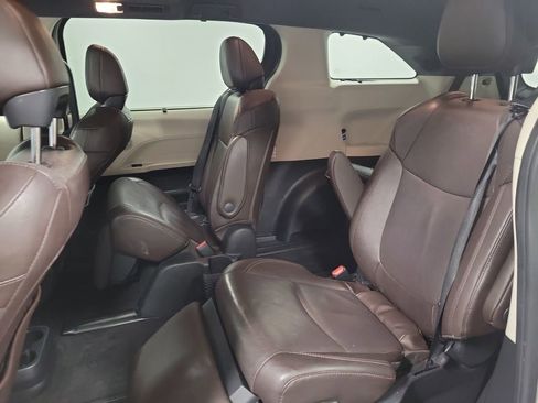 Used 2022 Toyota Sienna Platinum AWD/4WD image 21